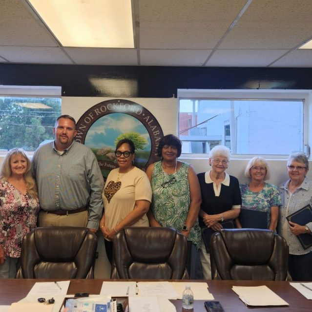  Rockford Mayor Scott signed and presented a proclamation to the Rockford Public Library Board to show his appreciation for the Board members. Pictured from left are Council members Robert Smith, Lynn Anne Castleberry and Shirley Ogle; White; Councilmember Nieshia Whetstone; Library Board members Katherleen Larmon, Lena Johnston, Carol Mullendore, and Dorothy Dunlap; and Councilmember Cordarius Lee. Photo by Christa Jennings